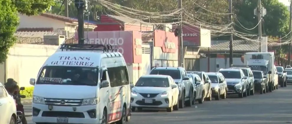 largas filas de vehículos
