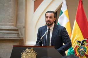 El gobernador Juan Pablo Velasco durante un acto en La Paz
