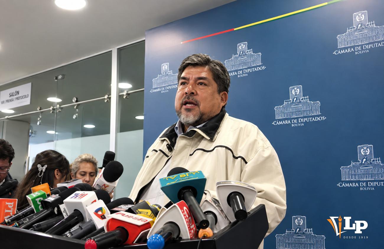 El diputado Zegarra en conferencia de prensa