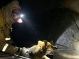 Efectivos de Bomberos descienden al estrecho conducto para alcanzar al canino