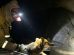 Efectivos de Bomberos descienden al estrecho conducto para alcanzar al canino