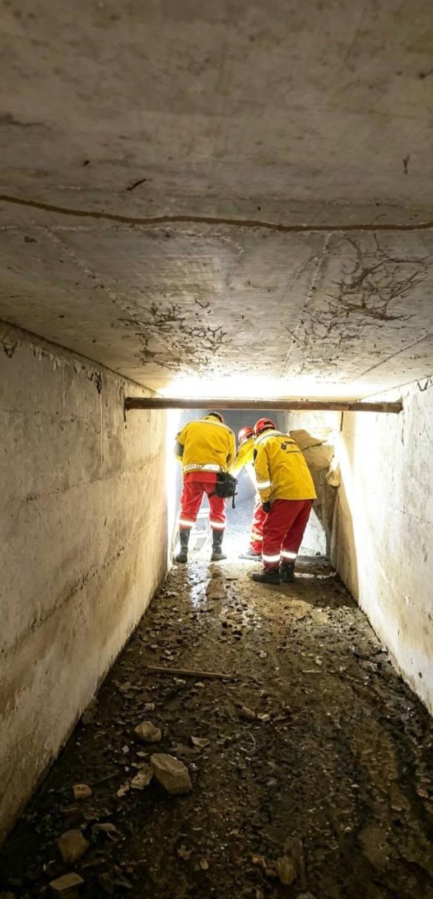 Inspección en el interior del canal de drenaje donde el perro permaneció atrapado
