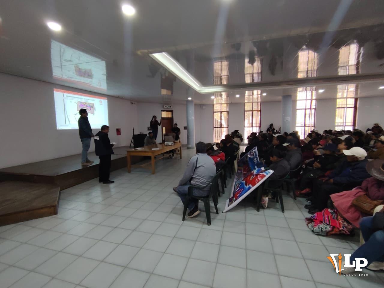 reunión de vecinos de la zona Sur Oruro