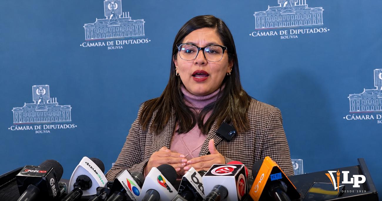 La diputada Claros en conferencia de prensa