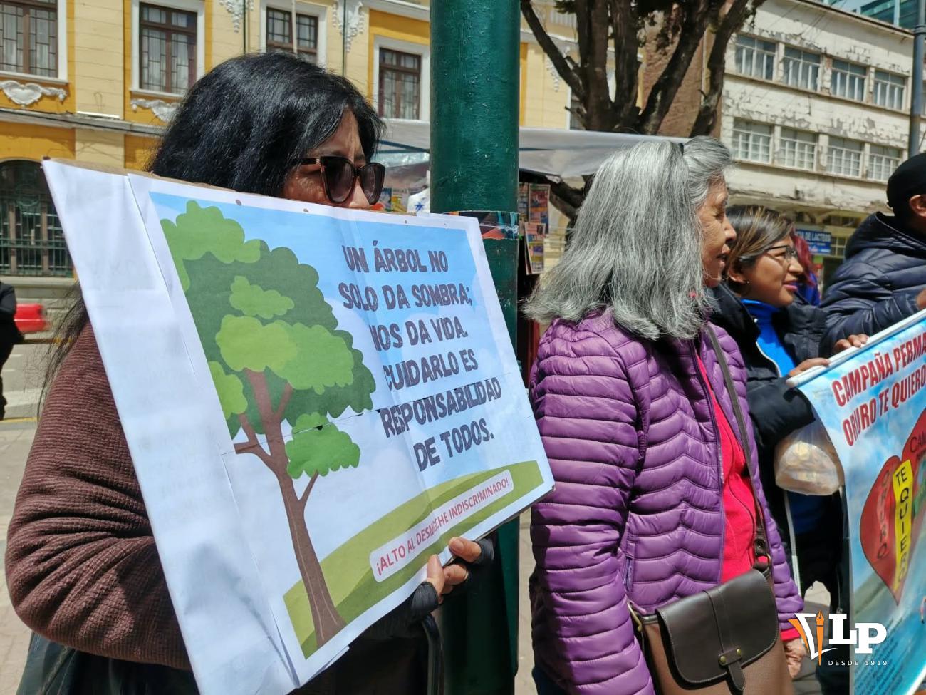 Campaña “Oruro Te Quiero Limpio” exhiben carteles de concienciación en la Plaza 10 de Febrero