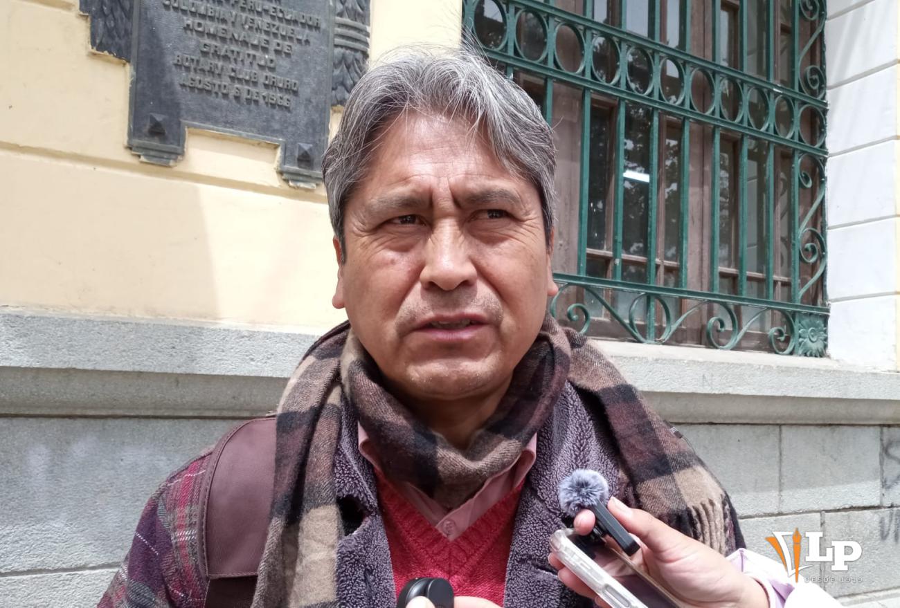 El Director de la Dirección de Infraestructura de Educación, Salud y Deportes (Diesd) José Villca