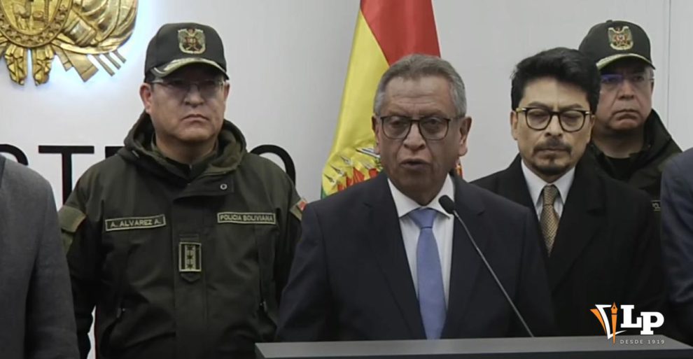 El ministro Oviedo en conferencia de prensa