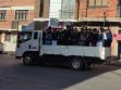 Un camión con personas en la calle