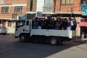 Un camión con personas en la calle