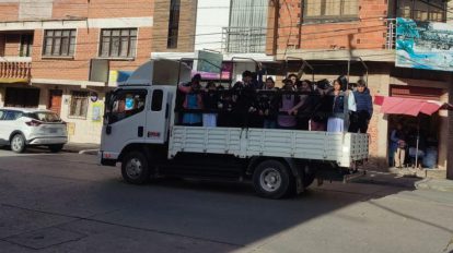 Un camión con personas en la calle