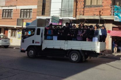 Un camión con personas en la calle