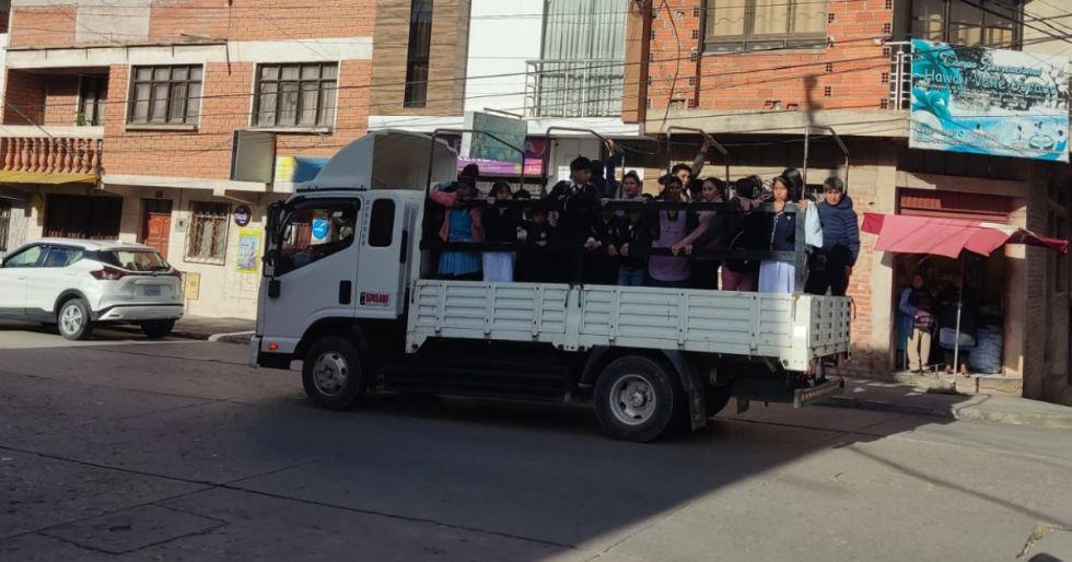 Un camión con personas en la calle
