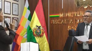 El fiscal General del Estado interino, Luis Montaño posesionó a Mabel Andrade Molina como fiscal Departamental de Santa Cruz