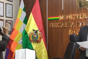 El fiscal General del Estado interino, Luis Montaño posesionó a Mabel Andrade Molina como fiscal Departamental de Santa Cruz