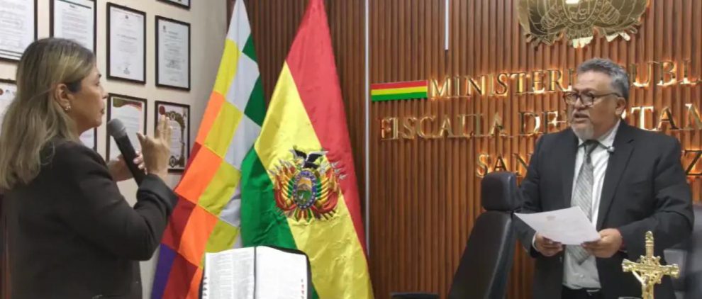 El fiscal General del Estado interino, Luis Montaño posesionó a Mabel Andrade Molina como fiscal Departamental de Santa Cruz