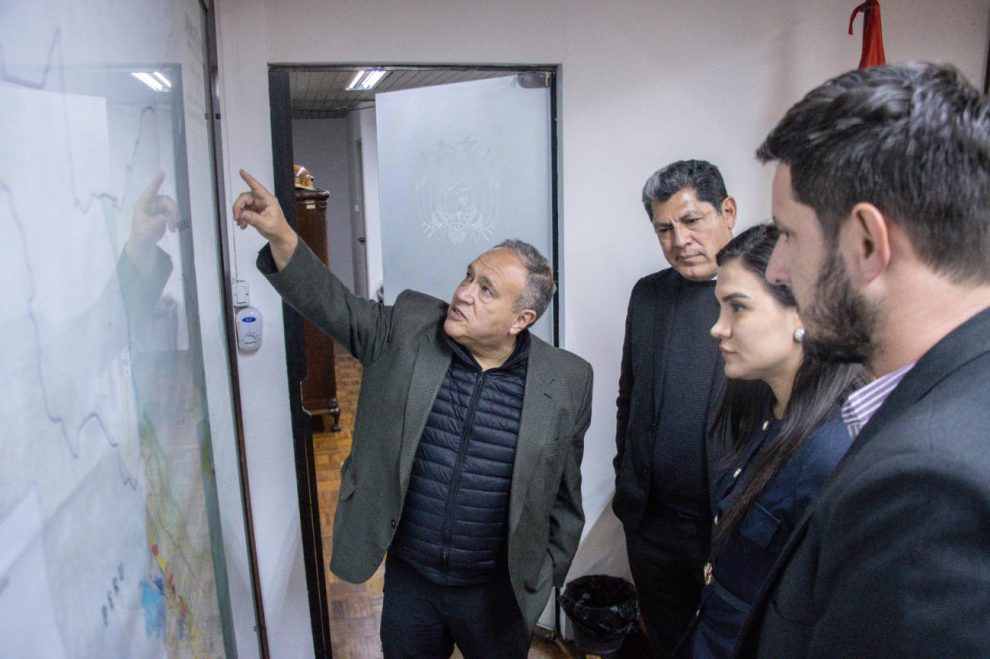 Autoridades en reunión