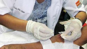 Un medico atendiendo a un paciente