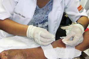 Un medico atendiendo a un paciente