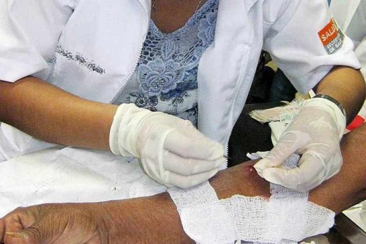 Un medico atendiendo a un paciente