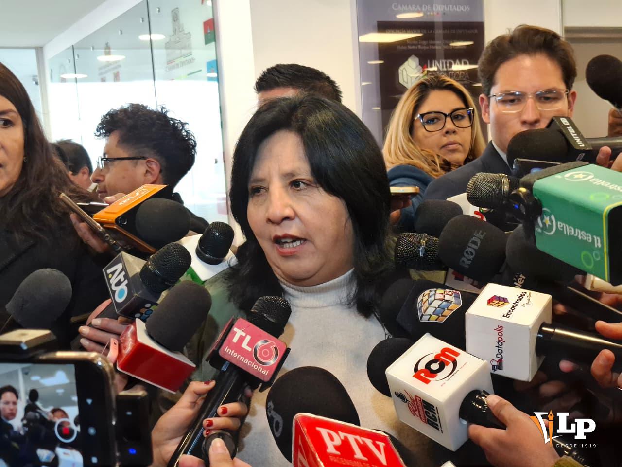 La diputada Bilbao en conferencia de prensa