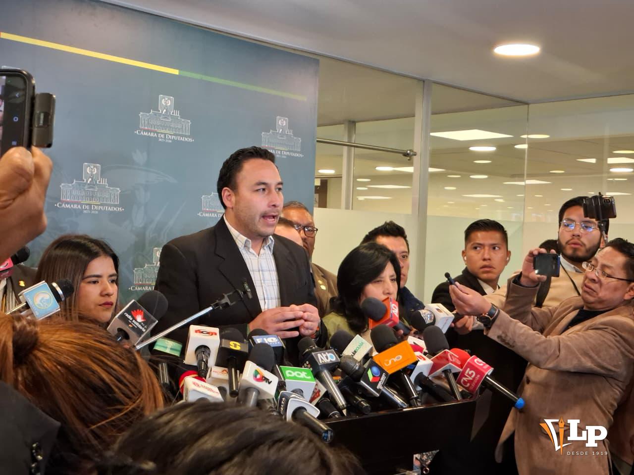El diputado Medinaceli en conferencia de prensa