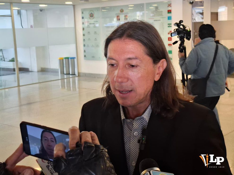El vocero del PDC, Marcel Rivas, en conferencia de prensa