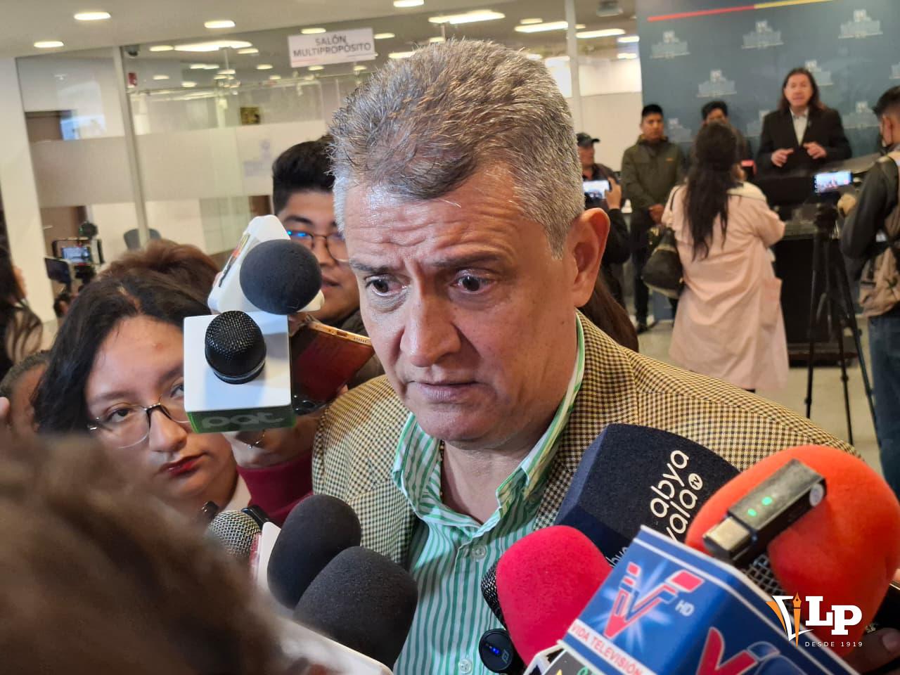 El senador Suarez en conferencia de prensa