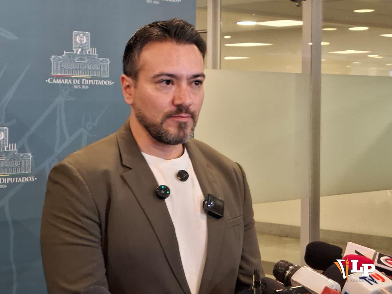 El diputado Reyes en conferencia de prensa