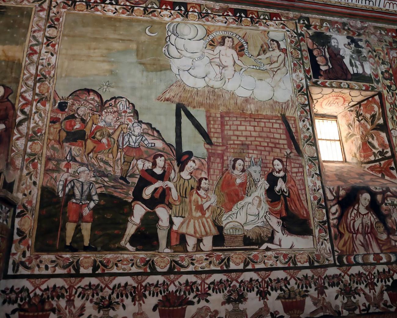 Detalle de una pintura colonial que adorna los muros interiores