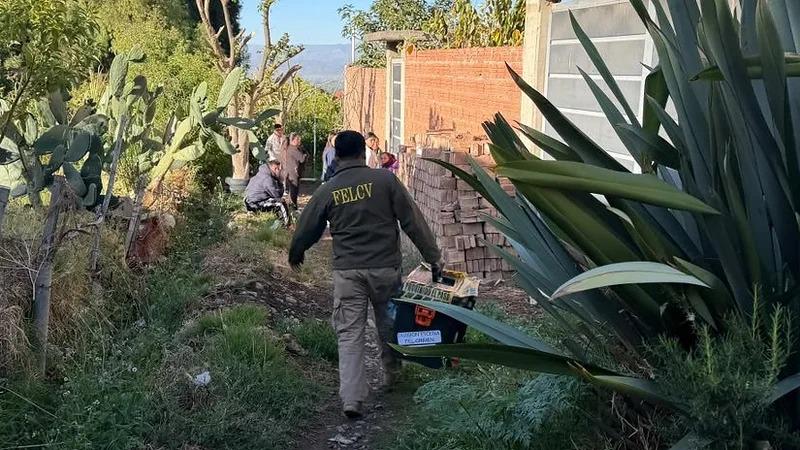 Oficial de la FELCV ingresando al lugar del hecho