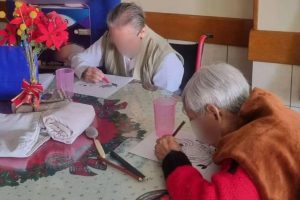 Adultos mayores en instalaciones del Hogar San José de Cochabamba