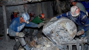 Mineros descargando una carretilla