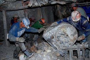 Mineros descargando una carretilla