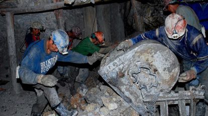 Mineros descargando una carretilla