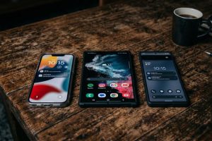 Celulares sobre una mesa