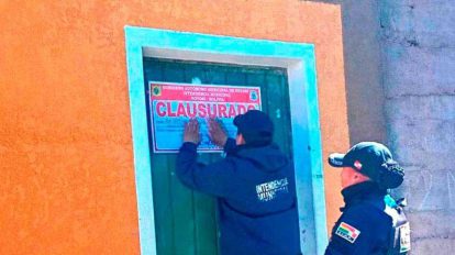 Guardias municipales colocan el sello de clausura