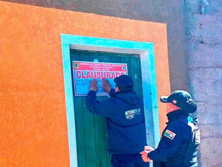 Guardias municipales colocan el sello de clausura