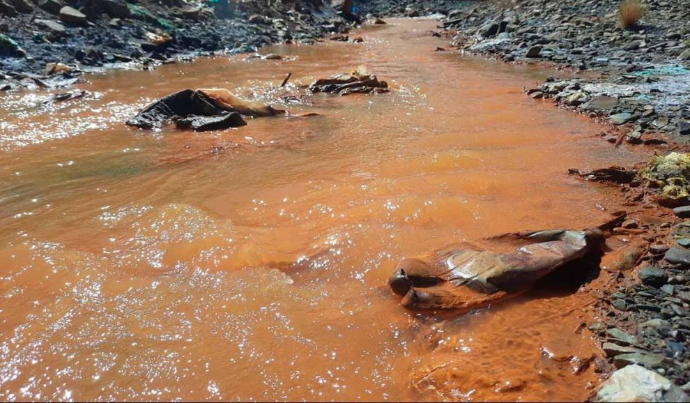 río contaminado