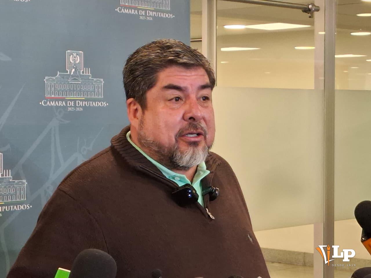El diputado Zegarra en conferencia de prensa