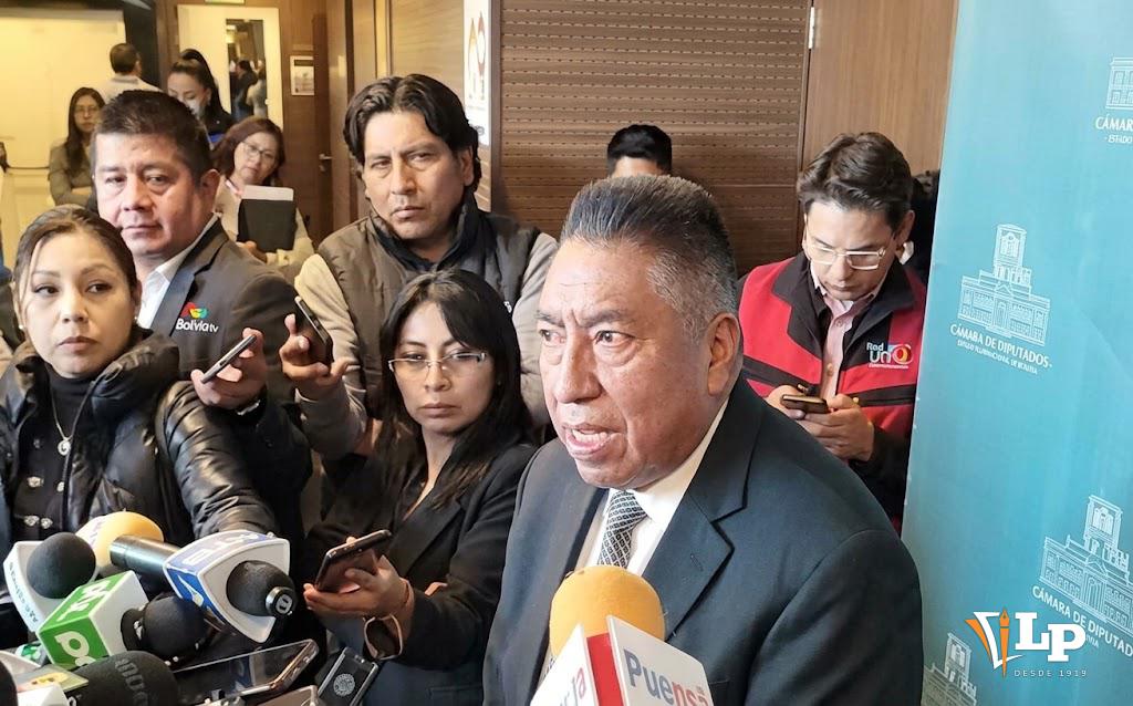 El diputado Camacho en conferencia de prensa