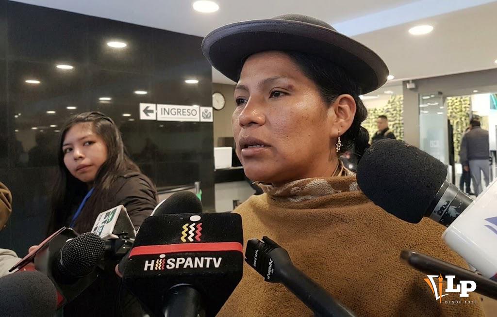 La senadora Crispín en conferencia de prensa