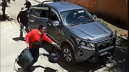 Personas efectuando un robo