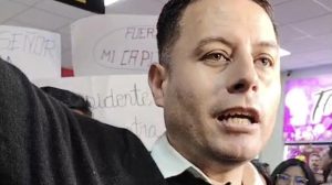 El vicepresidente Lara en su llegada al país desde España