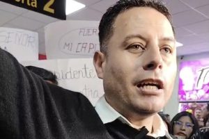 El vicepresidente Lara en su llegada al país desde España