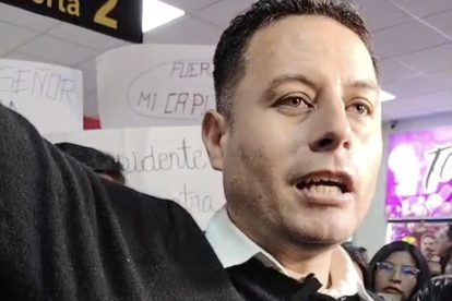 El vicepresidente Lara en su llegada al país desde España