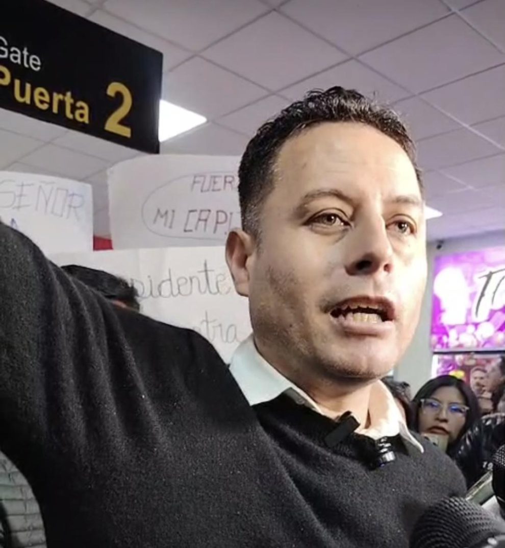 El vicepresidente Lara en su llegada al país desde España