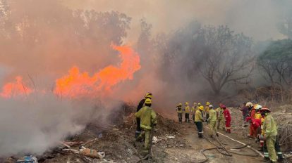 Bomberos y las diferentes unidades se encuentran desplegados trabajando intensamente ante los incendios registrados