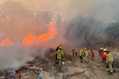Bomberos y las diferentes unidades se encuentran desplegados trabajando intensamente ante los incendios registrados