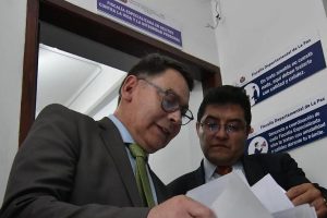 El viceministro de Régimen Interior y Policía, Jhonny Aguilera (iz)