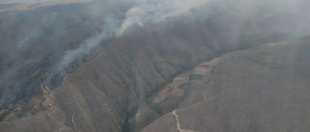 Cerro en incendio